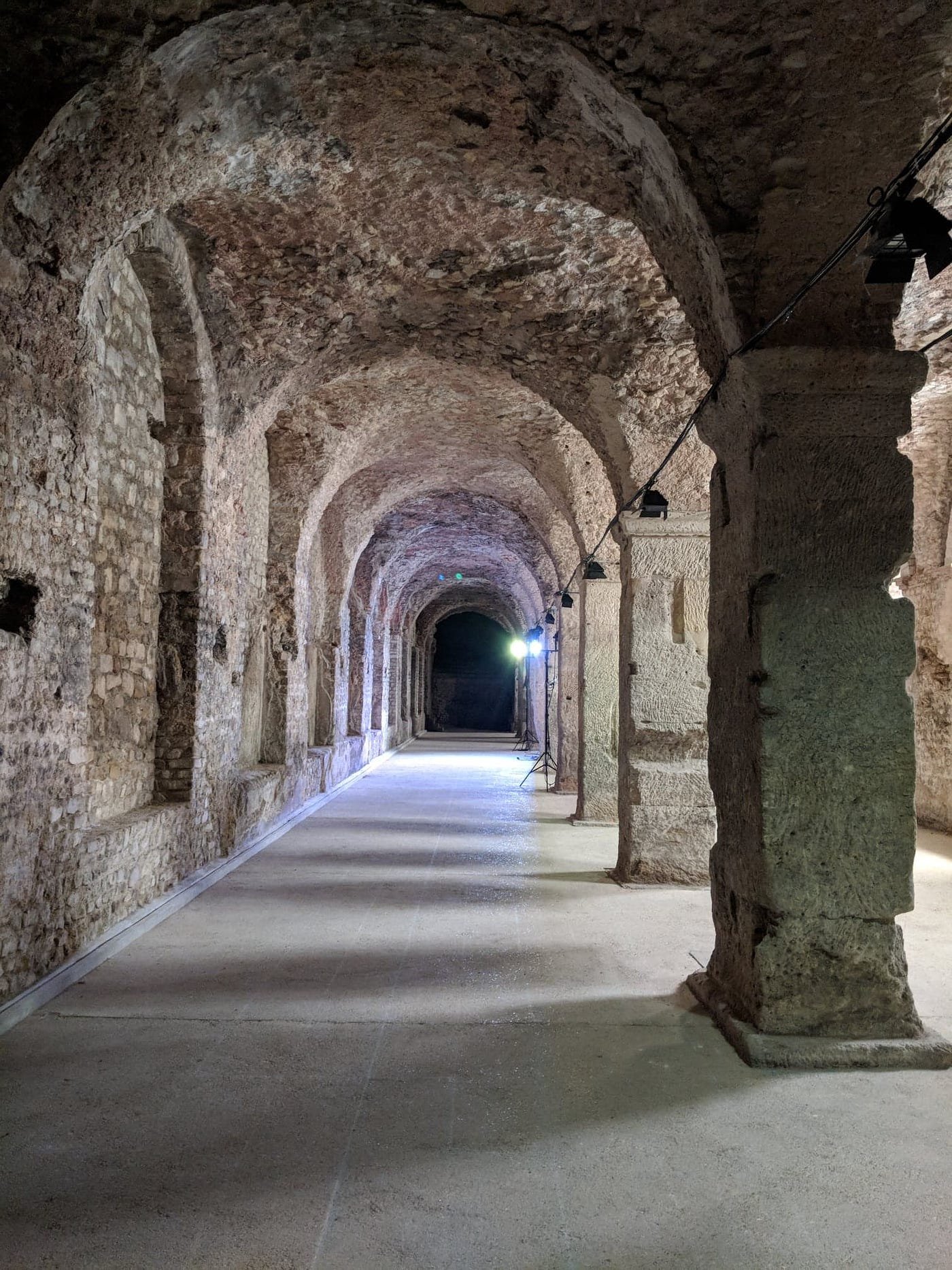 🏛️ 지하 회랑 (크립토포르티크)